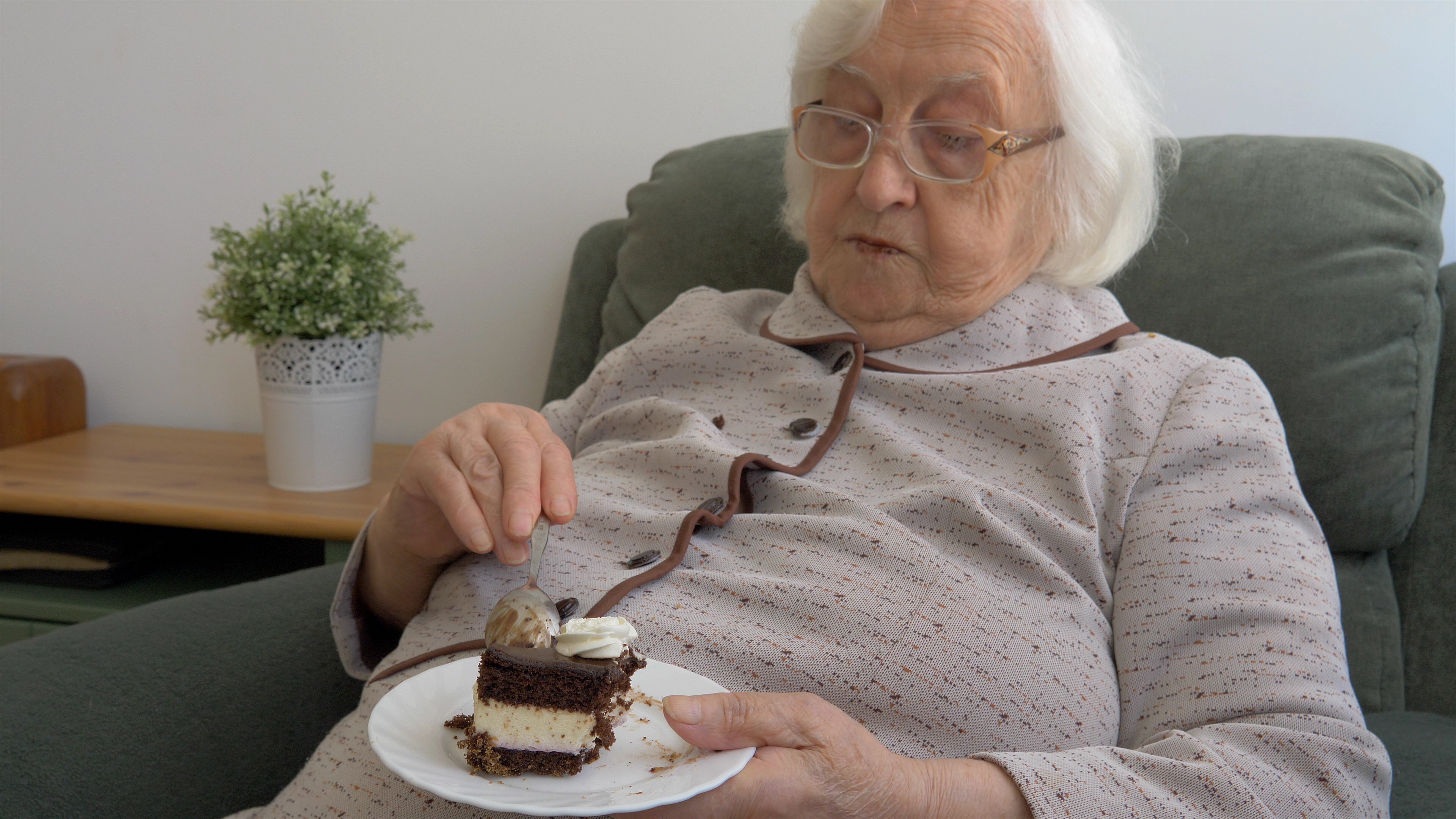 Les femmes âgées qui mangent seules encourent un risque plus élevé de troubles cardiaques (Visuel Adobe Stock 316830788)
