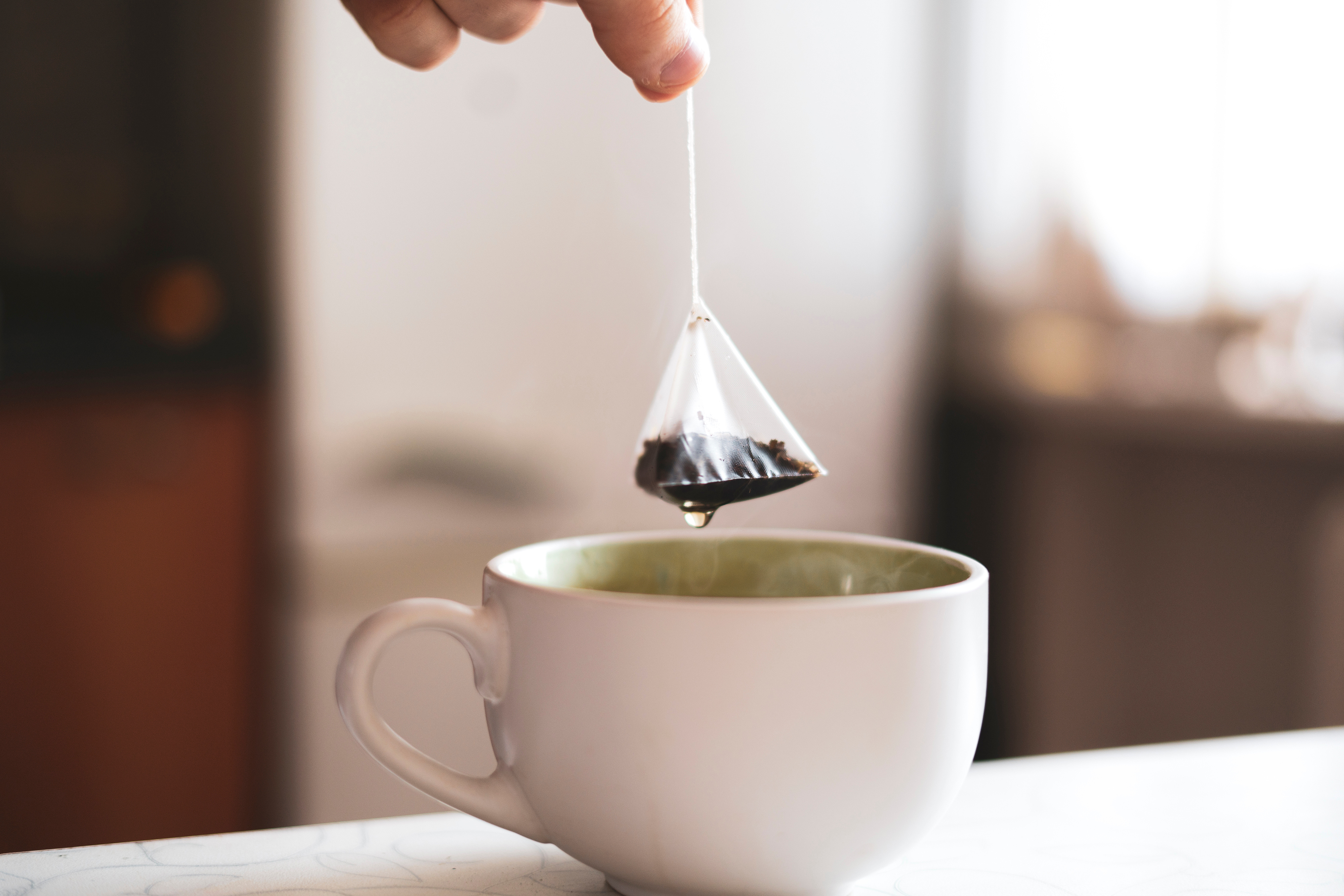 Boire du thé noir, comme du thé vert, est aujourd’hui largement associé à de multiples avantages pour la santé (Visuel Adobe Stock 490202125). 