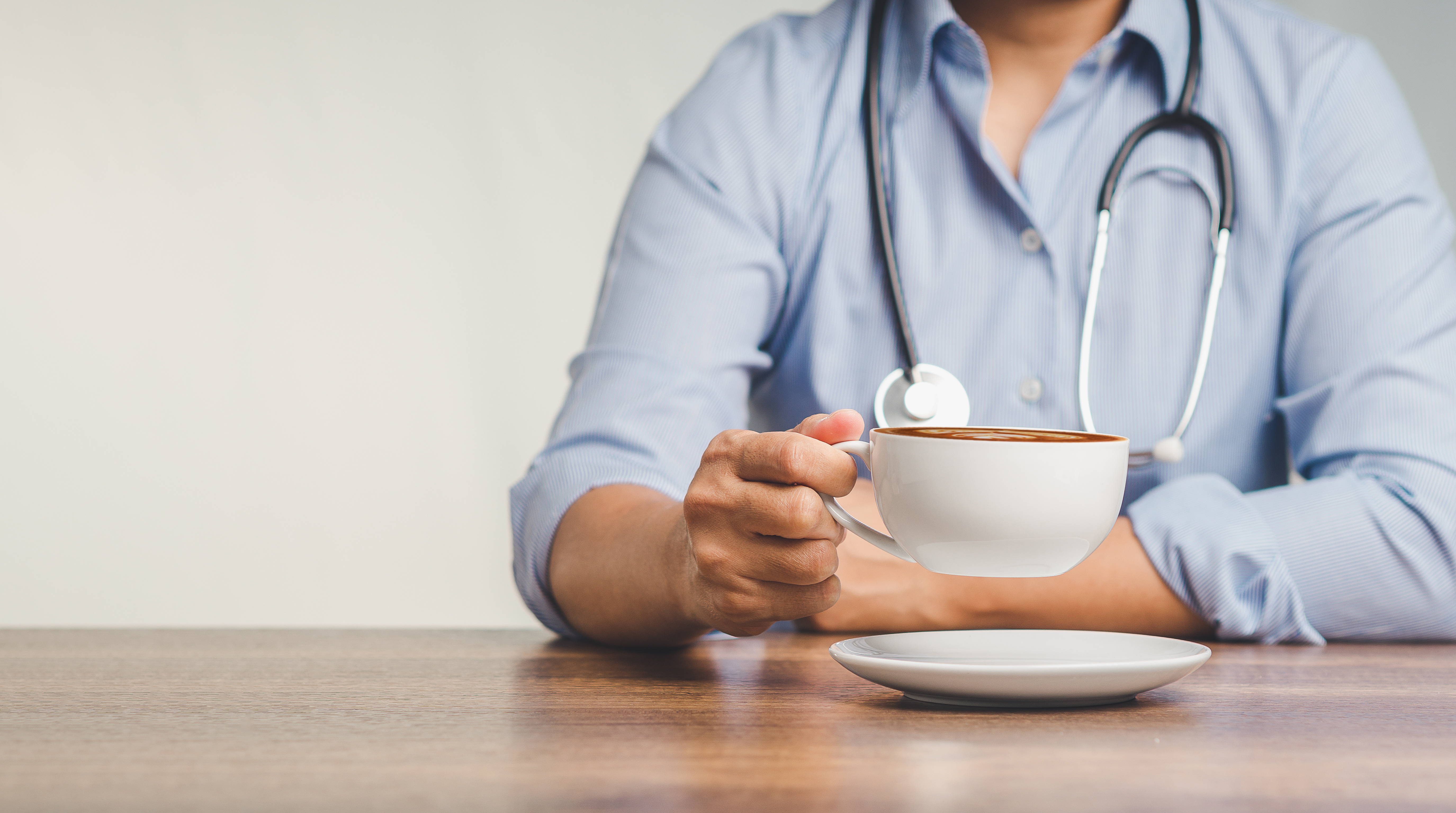 Une consommation raisonnable de café est bénéfique à la santé cardiaque, cependant le café du matin pourrait apporter un effet tout particulièrement protecteur pour le cœur (Visuel Adobe Stock 576276797)