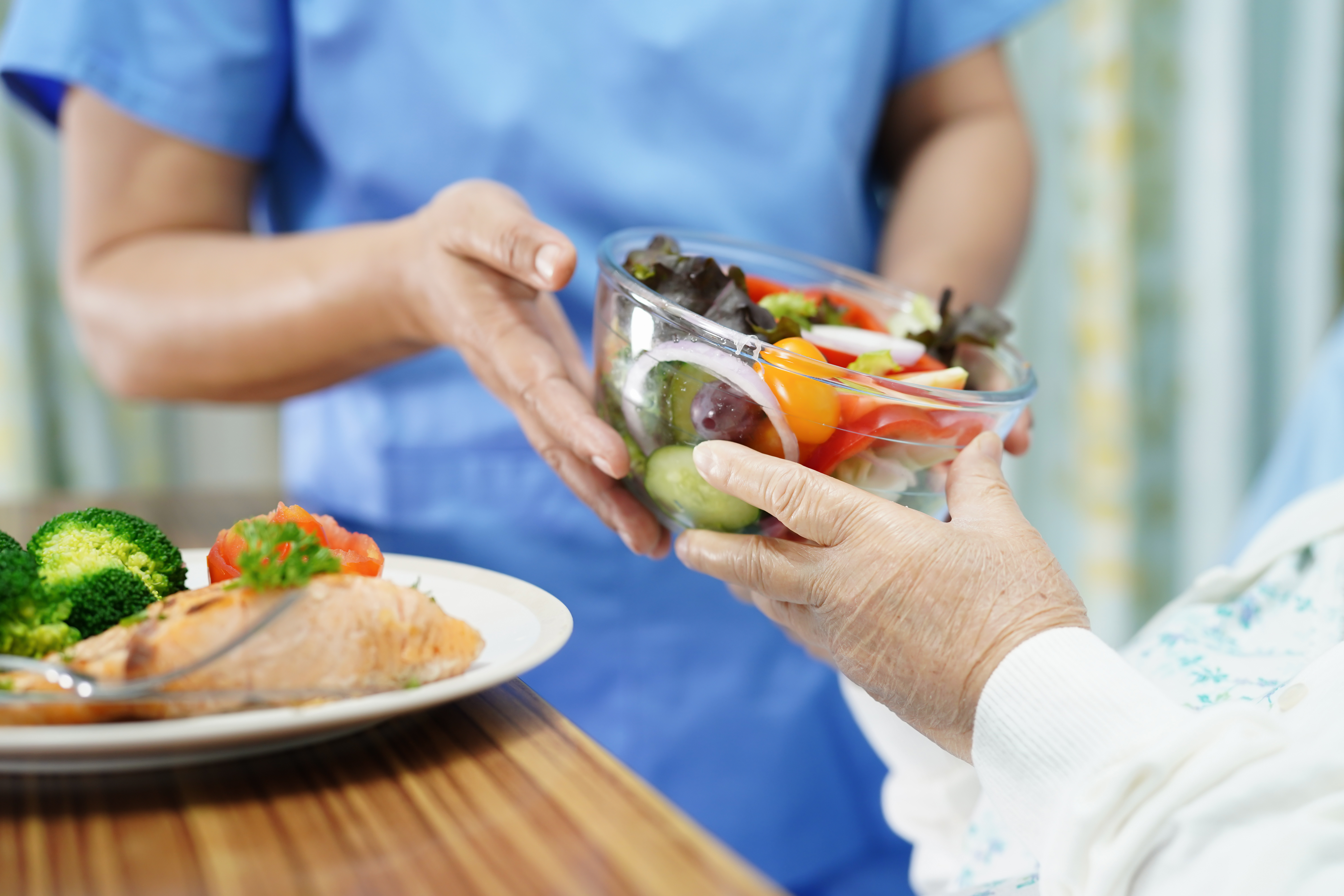 Une mod&eacute;lisation astucieuse des menus, &agrave; l&rsquo;h&ocirc;pital, avec &laquo; concurrence &raquo; calcul&eacute;e entre plusieurs options de menus peut inciter les patients &agrave; opter, par eux-m&ecirc;mes et sans m&ecirc;me s&rsquo;en rendre compte, pour des repas hospitaliers plus &eacute;cologiques et moins gras (Visuel Adobe Stock 306069712)